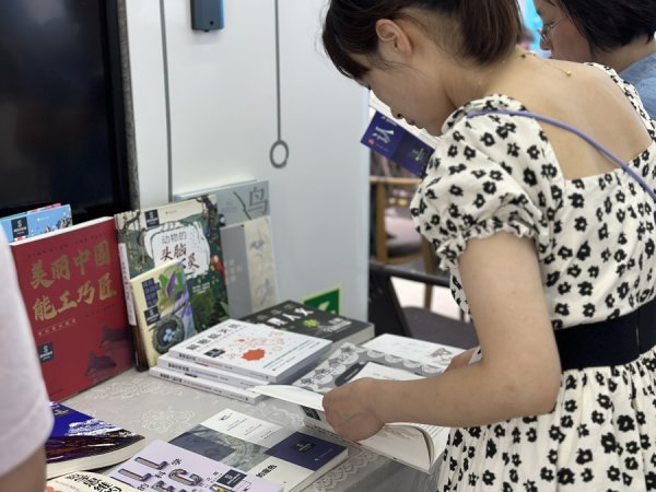 达道宝 黄浦江上流动“书展”，发现新科普